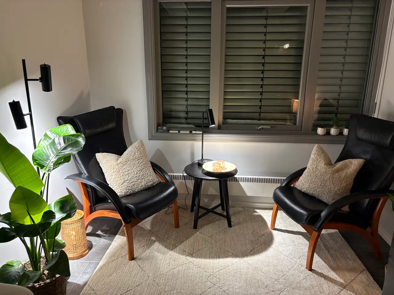 Samtalerom med to lenestoler, planter og dempet lys